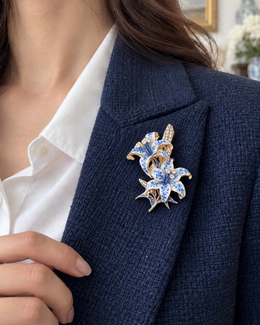 BOZHI Lilja, färg Blåvit, brosch på kläder variant:blue-white