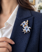 BOZHI Lilja, färg Blåvit, brosch på kläder variant:blue-white